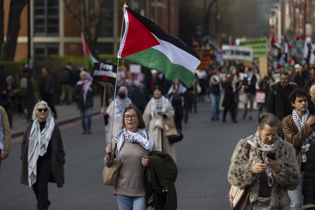 Londra ve Saraybosna'da İsrail protestosu! Binlerce kişi sokaklara döküldü 13